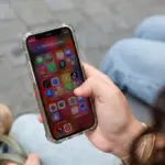 Interdiction des réseaux sociaux pour les moins de 15 ans : débat entre normes sociales et politique
