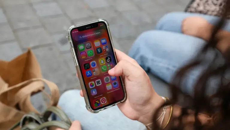 Interdiction des réseaux sociaux pour les moins de 15 ans : débat entre normes sociales et politique