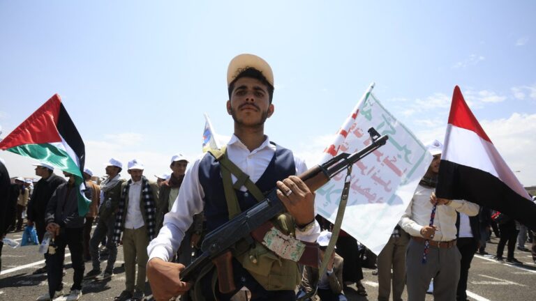 Guerre au Moyen-Orient : les Houthis intensifient leurs attaques en mer Rouge