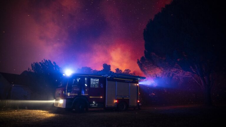 Incendie en Gironde : des milliers d’évacués de la presqu’île du Cap-Ferret en attente de relogement.
