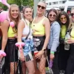 Pression des réseaux sociaux sur les enterrements de vie de jeune fille en France.