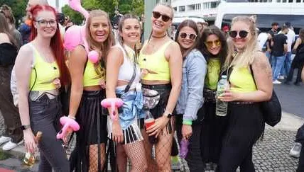 Pression des réseaux sociaux sur les enterrements de vie de jeune fille en France.