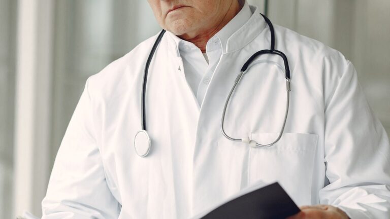 Gastro-entérologue filmant ses patientes anesthésiées, une enquête ouverte en France