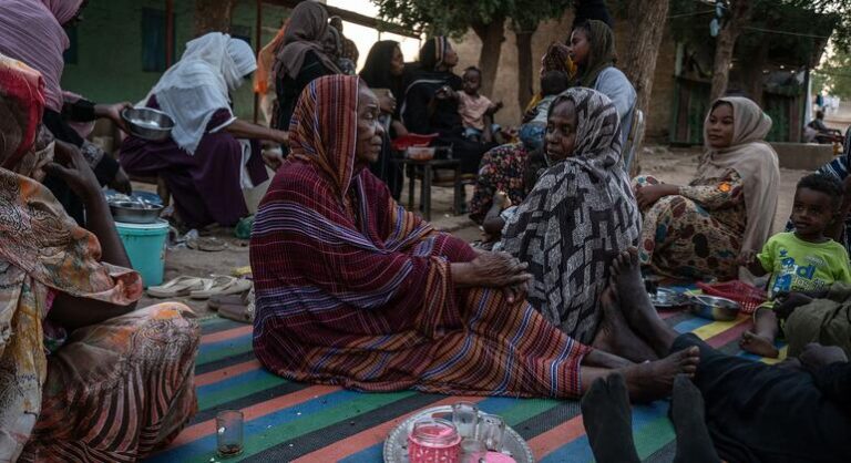 Soudan : à El Obeid, des femmes fuient les drones et les violences nocturnes.