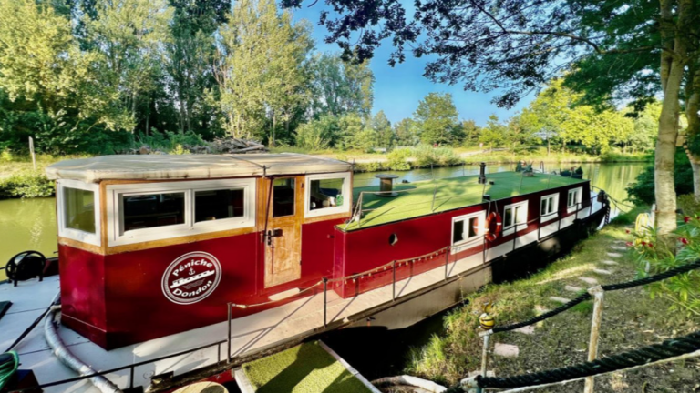 Transformation d’une péniche hollandaise en gîte au bord du canal du Midi près de Toulouse.