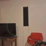 Une famille découvre un propriétaire caché derrière un faux mur lors d&rsquo;une location de logement.