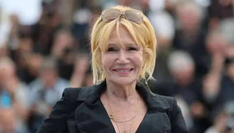 Clémentine Célarié aborde le cancer dans son œuvre « Mon cowboy » et suscite le débat.