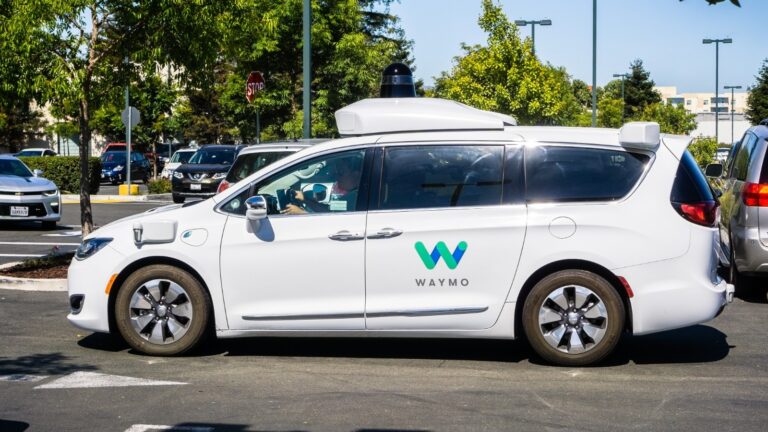 Waymo envisage de se séparer d’Uber pour développer ses propres robotaxis.