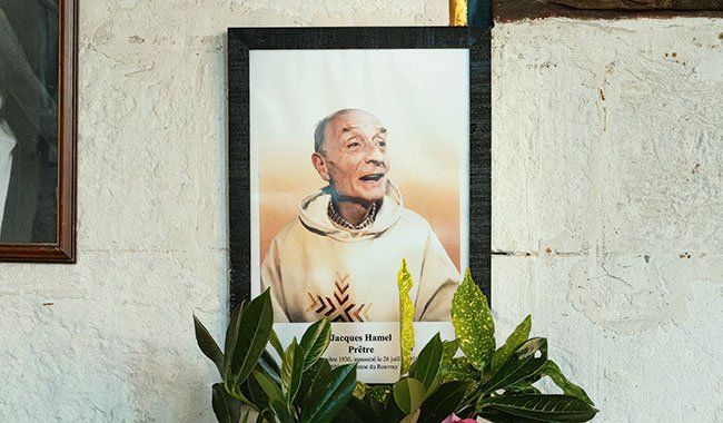 Dix ans après l’assassinat du père Hamel, Saint-Étienne-du-Rouvray commémore sa mémoire.