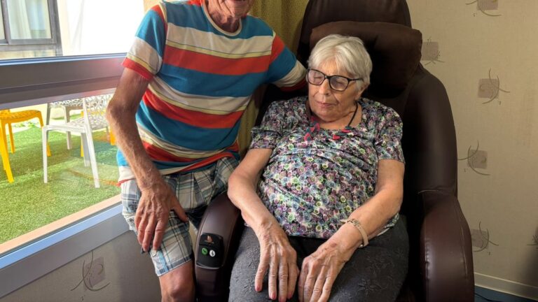 À 90 ans, Michel court 10 km quotidiennement pour rejoindre sa femme Alberte, 65 ans de mariage.