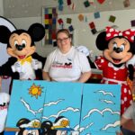 Mickey et Minnie visitent des enfants hospitalisés au CHU de Toulouse.