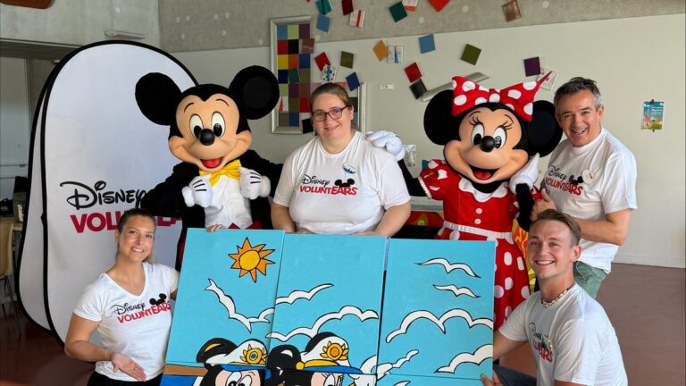 Mickey et Minnie visitent des enfants hospitalisés au CHU de Toulouse.
