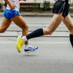 Efficacité des chaussettes de compression chez les coureurs : une étude révèle des résultats variés.
