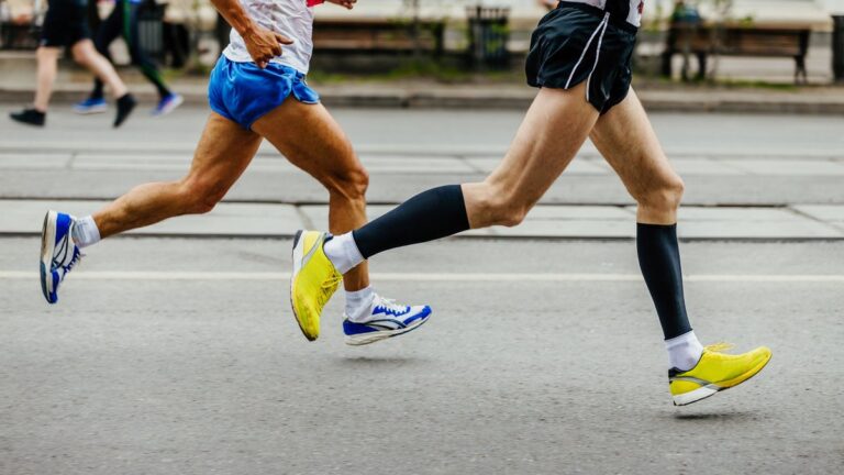 Efficacité des chaussettes de compression chez les coureurs : une étude révèle des résultats variés.