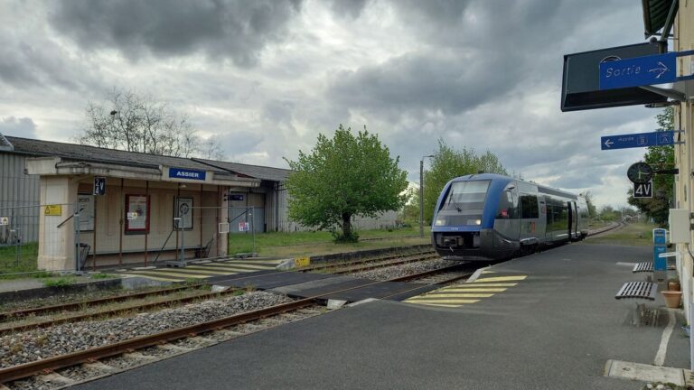 Fermeture inattendue d’une gare du Lot : la SNCF accusée d’abandonner les usagers en été.