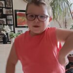 Liam, jeune danseur de Haute-Garonne, impressionne par sa maîtrise sur scène.
