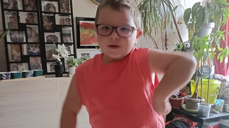 Liam, jeune danseur de Haute-Garonne, impressionne par sa maîtrise sur scène.