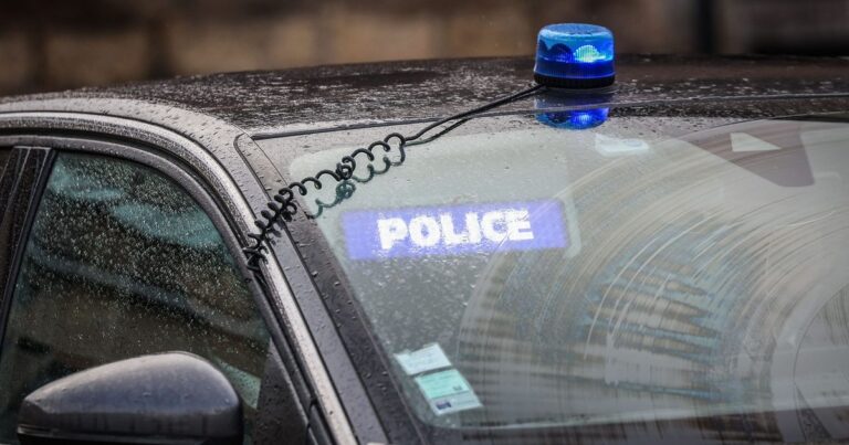 Trois hommes blessés par arme à feu à Carpentras, un suspect toujours recherché.