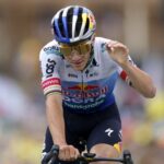 Remco Evenepoel réprimande l&rsquo;attaché de presse de Red Bull-Bora-Hansgrohe à l&rsquo;Alpe d&rsquo;Huez.
