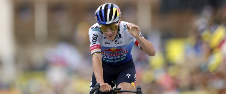 Remco Evenepoel réprimande l’attaché de presse de Red Bull-Bora-Hansgrohe à l’Alpe d’Huez.