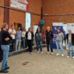 Job dating à Pamiers : des candidats rencontrent des recruteurs autour d’une partie de pétanque.