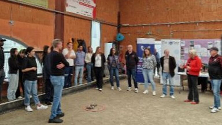 Job dating à Pamiers : des candidats rencontrent des recruteurs autour d’une partie de pétanque.