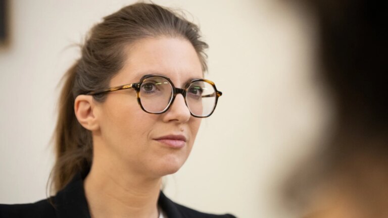Démission avortée de Monique Barbut : Aurore Bergé souligne le choix d’être ministre