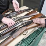 Un homme ivre tambourine avec un fusil à la porte des toilettes où sa fille se cache.