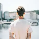 Des jeunes sur les réseaux sociaux évoquent la solitude estivale et la peur des vacances.