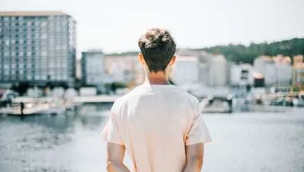 Des jeunes sur les réseaux sociaux évoquent la solitude estivale et la peur des vacances.