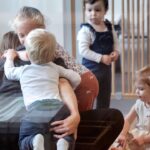 Crèches en France : le personnel débordé face à la demande croissante pour les bébés.