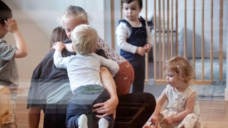 Crèches en France : le personnel débordé face à la demande croissante pour les bébés.