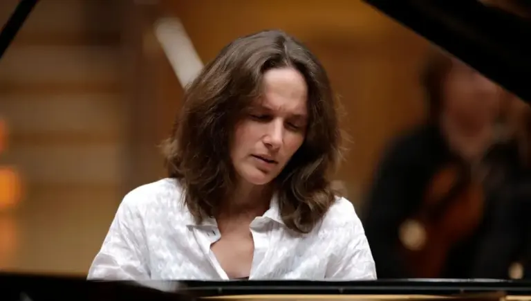Hélène Grimaud interprète le Concerto pour piano et orchestre n°4 de Beethoven en concert.