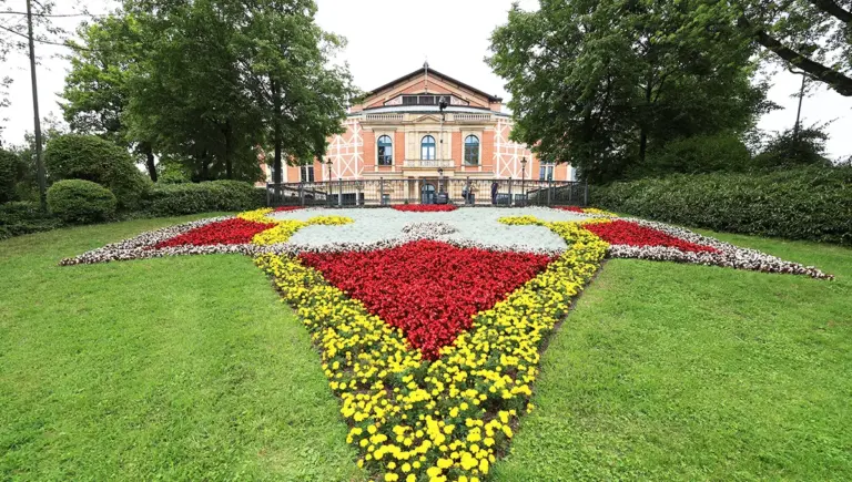 Épisode 7 du podcast sur Bayreuth explore l’héritage de Wagner et ses répercussions culturelles.