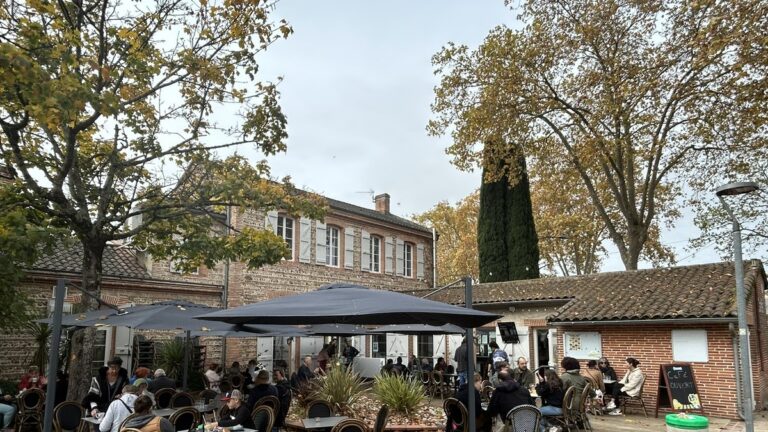 Don du sang organisé par un club de lecture pour soutenir les hôpitaux locaux.