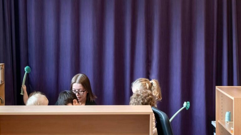 Crise en crèche : le témoignage d’éducatrices sur leur quotidien robotisé