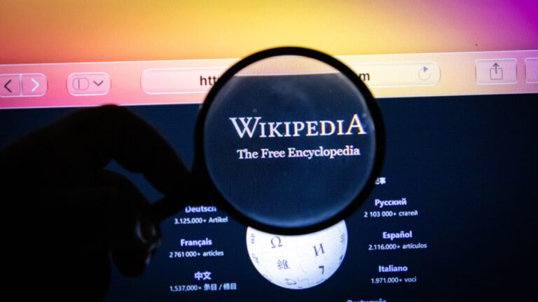 Wikipédia face à la montée des IA : peut-elle préserver son intégrité et sa viabilité ?