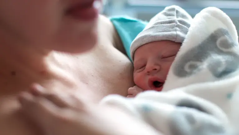 La naissance à travers les âges : évolution des pratiques médicales en France.
