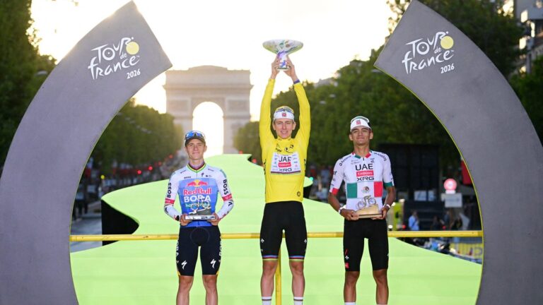 Tadej Pogacar remporte son cinquième Tour de France, établissant un nouveau record.