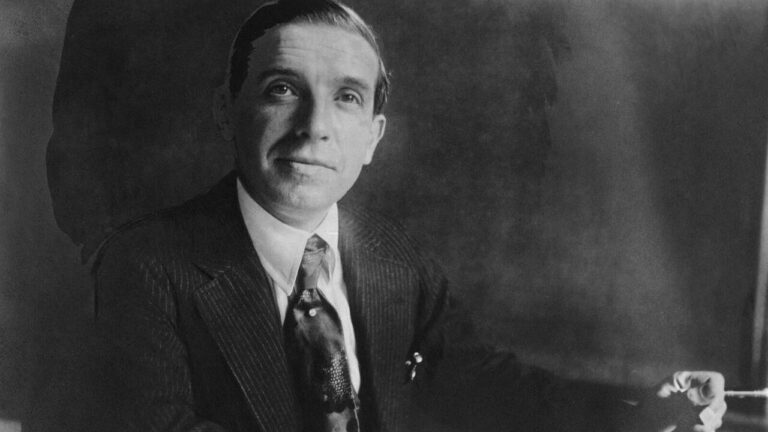 Carlo Ponzi, escroc des Années folles, expose les dérives financières aux États-Unis.