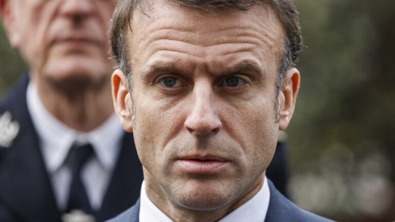 Incendies majeurs en France : Macron appelle à replanter et à rebâtir la forêt.