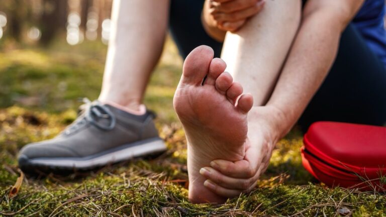 Douleurs aux pieds : signaux à surveiller pour les sportifs en prévention de blessures