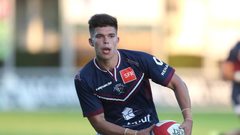 Matthieu Jalibert, Petit Mozart, écarté du pôle espoirs du rugby français.