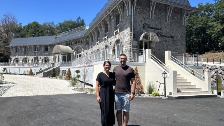 Mathilde et Benjamin Pomarez transforment les thermes de Beaucens en domaine touristique écoresponsable.