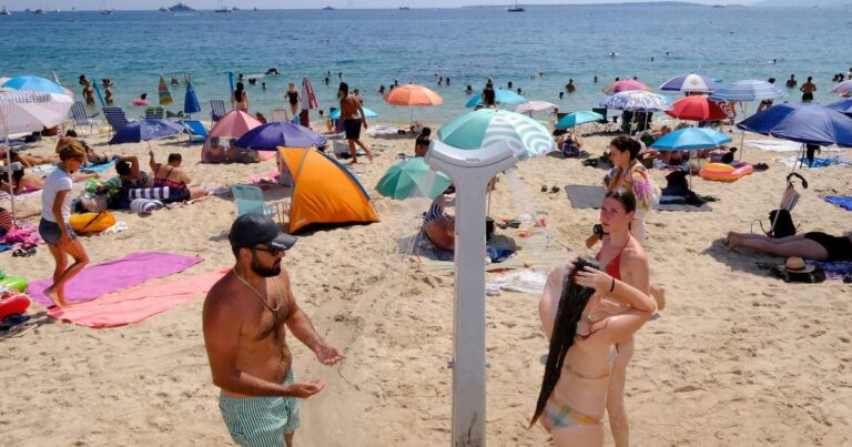 Antibes maintient ses douches de plage malgré l’arrêté préfectoral.