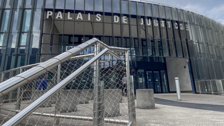 Un client de salle de sport insulte la police après une altercation violente.
