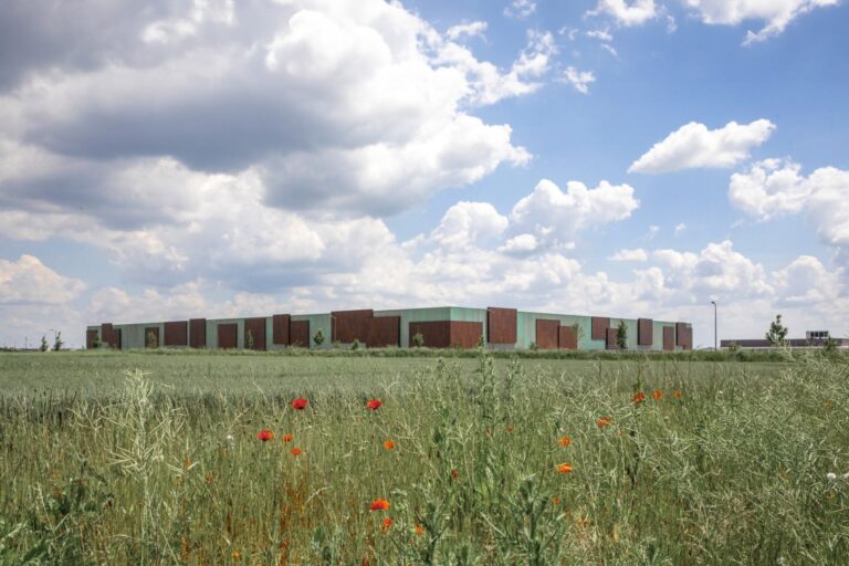 Orange et Morrison ouvrent un data center souverain en France pour renforcer la sécurité des données.