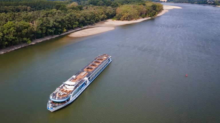 Viking Ullur : 186 passagers évacués après un échouement sur le Danube en raison de l’eau potable manquante.