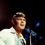 Glen Campbell, crooner country pop, reçoit un hommage lors d&rsquo;un événement musical américain.