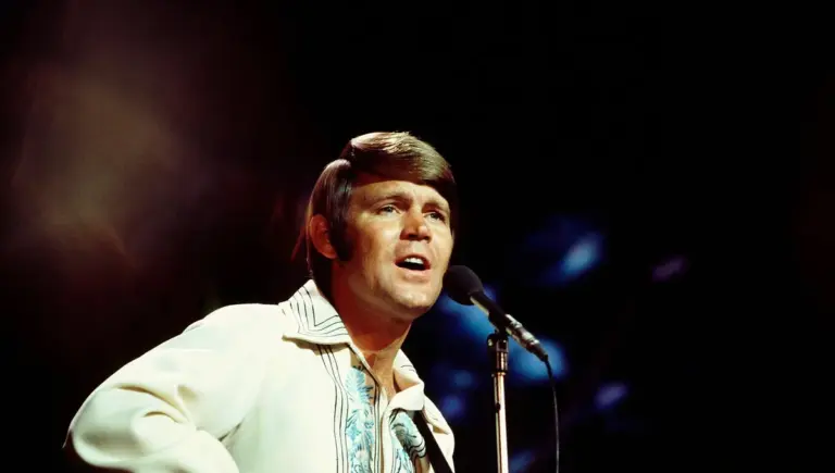 Glen Campbell, crooner country pop, reçoit un hommage lors d’un événement musical américain.